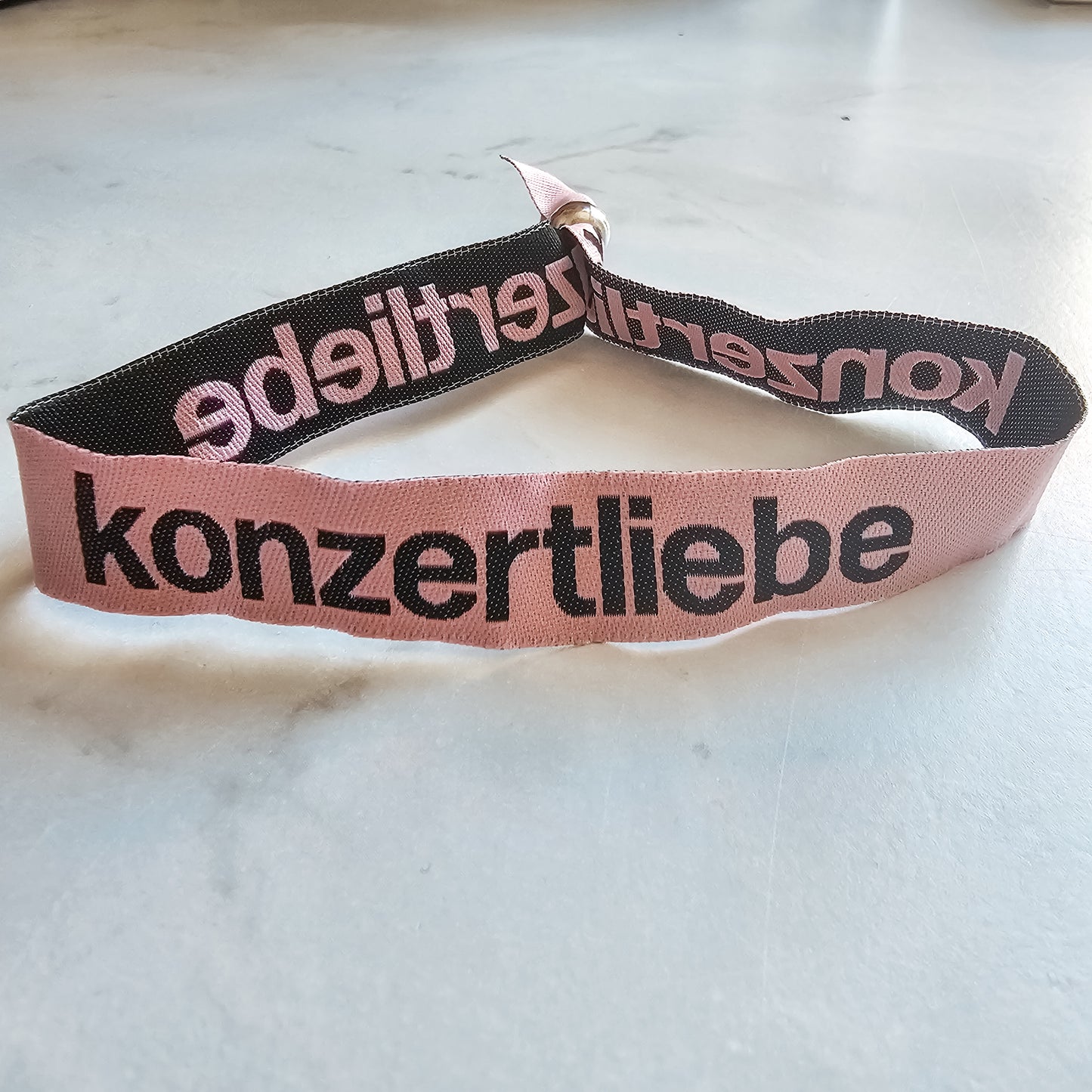 konzertliebe Bändchen| rosa | schwarz | gewebt | Festivalbändchen