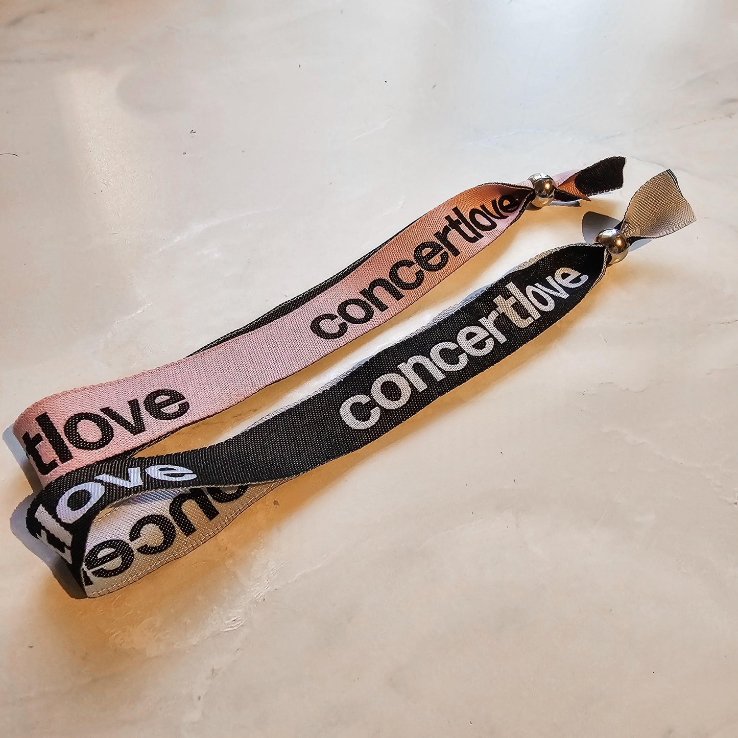 concertlove Bändchen| rosa | schwarz | gewebt | Festivalbändchen